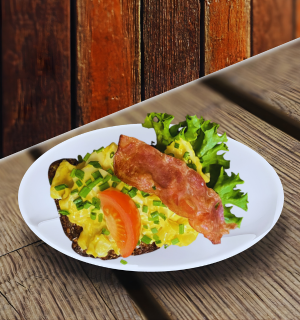 Æggesalat med bacon og purlog